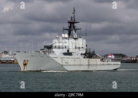 La nave di pattuglia offshore HMS TYNE, classe Royal Navy River, esce dal porto Foto Stock