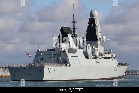 Il cacciatorpediniere di difesa aerea di tipo 45 della Royal Navy HMS DIAMOND si dirige lentamente verso il porto verso un ormeggio nella base navale Foto Stock