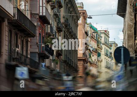 Tipica strada italiana con finestre e balconi. Foto Stock