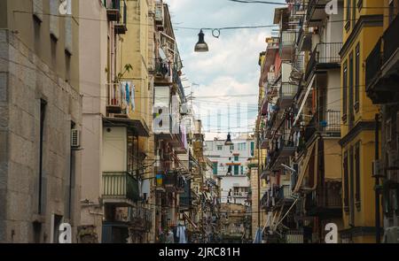 Tipica strada italiana nella città di Napoli. Foto Stock