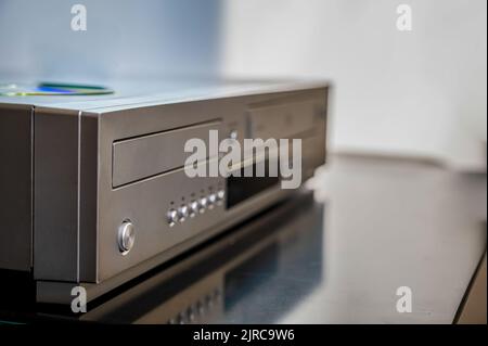 Lettori CD e VHS. Riproduzione di vecchi video di apparecchiature elettriche ed elettroniche d'epoca con un lettore multimediale d'epoca. Foto Stock