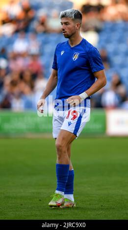 Alex Newby del Colchester United FC scalda lo scorso 23 agosto 2022 prima della partita della EFL Carabao Cup tra Colchester United e Brentford al Weston Homes Community Stadium di Colchester, Inghilterra. Foto di Phil Hutchinson. Solo per uso editoriale, licenza richiesta per uso commerciale. Non è utilizzabile nelle scommesse, nei giochi o nelle pubblicazioni di un singolo club/campionato/giocatore. Credit: UK Sports Pics Ltd/Alamy Live News Foto Stock