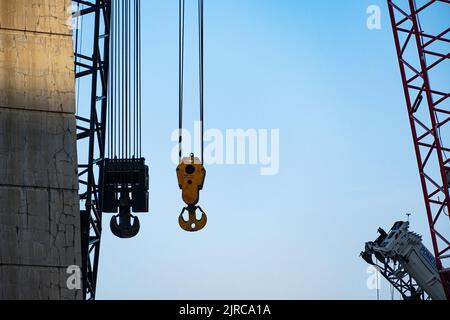 Gru in cantiere in una mattinata di sole. Foto Stock