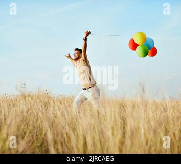 uomo estate divertimento lifestyle balloon all'aperto comunità campo gioia orgoglio lgbt eseguire cheerfu giocare felice libertà Foto Stock