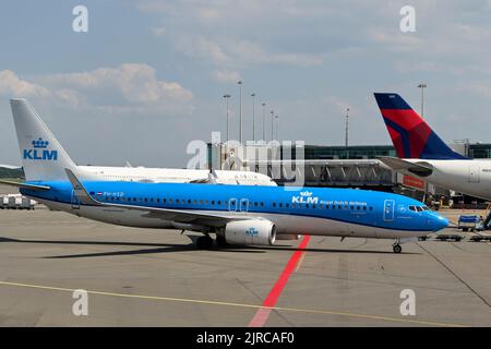 Amsterdam, Paesi Bassi - Agosto 2022: KLM Boeing 737 arrivando al terminal dell'aeroporto dopo l'atterraggio all'aeroporto di Schipol Foto Stock