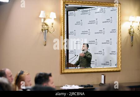 Kiev, Ucraina. 23rd ago, 2022. KIEV, UCRAINA - 23 AGOSTO 2022 - il presidente ucraino Volodymyr Zelenskyy incontra i rappresentanti dei media alla fine della piattaforma di Crimea, Kiev, capitale dell'Ucraina. Credit: Ukrinform/Alamy Live News Foto Stock