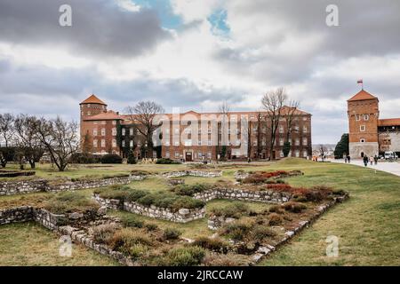 Cracovia, Polonia-Dicembre 17,2021. Castello reale di Wawel, residenza e palazzo situato nel centro della città. Il sito più importante dal punto di vista storico e culturale Foto Stock