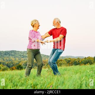 donna uomo outdoor coppia anziano felice anziano formazione esercizio attivo stretching fitness pensionamento insieme amore danza natura matura Foto Stock