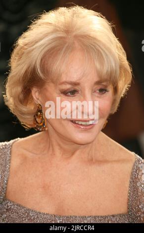 Barbara Walters partecipa al Vanity Fair Oscar Party a Mortons a West Hollywood, California, il 5 marzo 2006. Foto: Henry McGee/MediaPunch Foto Stock