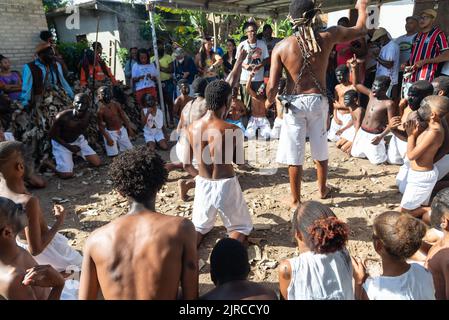 Santo Amaro, Bahia, Brasile - 24 luglio 2022: I membri dell'evento culturale Nego Fugido ballano e cantano in un gruppo per la fine della schiavitù ad Acupe, Santo Foto Stock