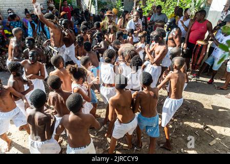 Santo Amaro, Bahia, Brasile - 24 luglio 2022: I membri dell'evento culturale Nego Fugido ballano e cantano in un gruppo per la fine della schiavitù ad Acupe, Santo Foto Stock