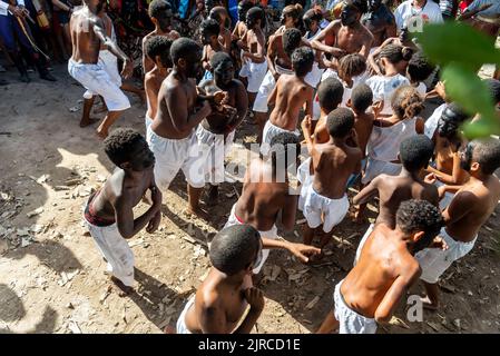 Santo Amaro, Bahia, Brasile - 24 luglio 2022: I membri dell'evento culturale Nego Fugido ballano e cantano in un gruppo per la fine della schiavitù ad Acupe, Santo Foto Stock