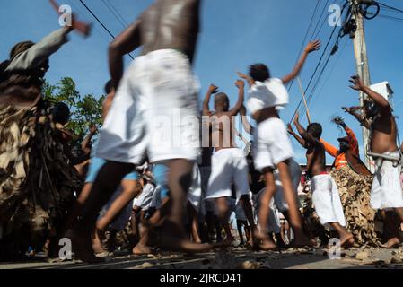 Santo Amaro, Bahia, Brasile - 24 luglio 2022: I membri dell'evento culturale Nego Fugido si muovono, ballano e cantano per la fine della schiavitù ad Acupe, Santo Amar Foto Stock