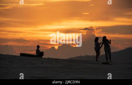 SATUN, THAILANDIA, 10 GIUGNO 2017; North Point Beach al tramonto. Bella vacanza punto Isola di Koh Lipe. Sagome di turisti sulla spiaggia Foto Stock