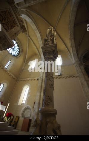 Manoppello - Abruzzo - Abbazia di Santa Maria d'Arabona - particolare del candelabro in pietra dove è posta la candela pasquale Foto Stock