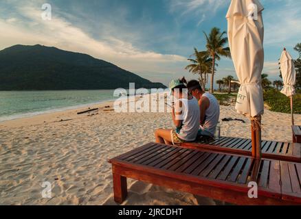 SATUN, THAILANDIA, 10 GIUGNO 2017; North Point Beach al tramonto. Bella vacanza punto Isola di Koh Lipe. Sagome di turisti sulla spiaggia Foto Stock