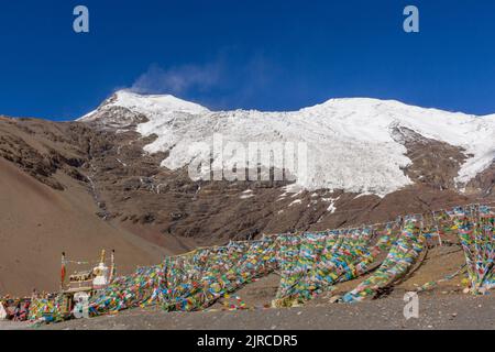 Situato tra la città di Gyantse e il lago Yamdrok sull'autostrada S307 si trova l'imponente ghiacciaio di Kkarola in Tibet, Cina. Foto Stock