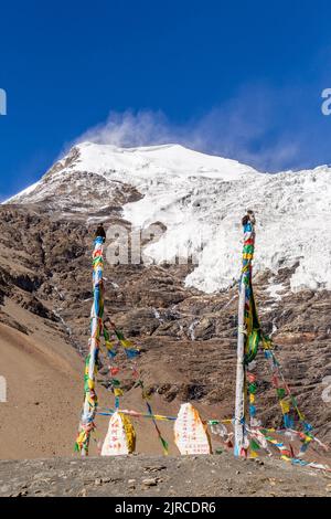 Situato tra la città di Gyantse e il lago Yamdrok sull'autostrada S307 si trova l'imponente ghiacciaio di Kkarola in Tibet, Cina. Foto Stock