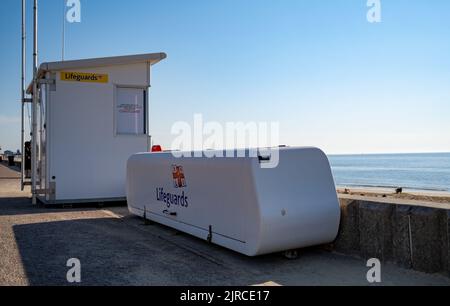 7. Lowestoft, Suffolk, Regno Unito – Agosto 14 2022. Rifugio RNLI sul lungomare che si affaccia sulla spiaggia di sabbia nella città balneare di Lowestoft sul su Foto Stock