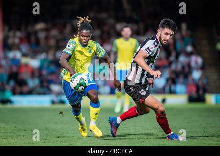 Cleethorpes, Regno Unito. 23rd ago, 2022. Alex Mighten #17 di Nottingham Forest batte il suo uomo in Cleethorpes, Regno Unito il 8/23/2022. (Foto di Ritchie Sumpter/News Images/Sipa USA) Credit: Sipa USA/Alamy Live News Foto Stock