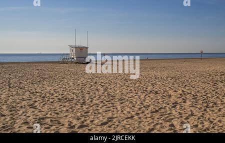 Lowestoft, Suffolk, Regno Unito – Agosto 14 2022. Rifugio Lone RNLI sulla spiaggia sabbiosa nella cittadina balneare di Lowestoft sulla costa di Suffolk Foto Stock