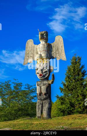 Totem si trova nei terreni di sepoltura di 'Namgis' a Alert Bay sull'isola di Cormorant Foto Stock