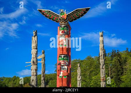 Totem si trova nei terreni di sepoltura di 'Namgis' a Alert Bay sull'isola di Cormorant Foto Stock