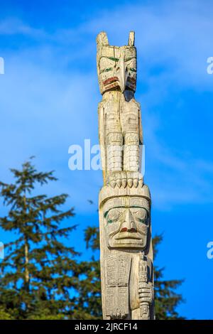 Totem si trova nei terreni di sepoltura di 'Namgis' a Alert Bay sull'isola di Cormorant Foto Stock