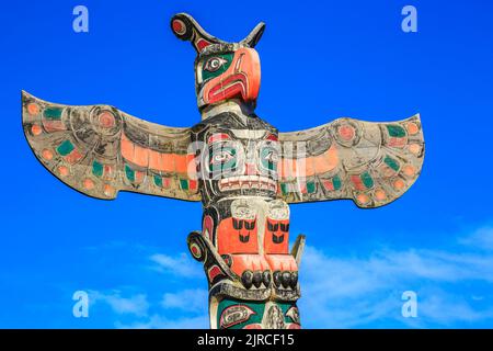 Totem si trova nei terreni di sepoltura di 'Namgis' a Alert Bay sull'isola di Cormorant Foto Stock