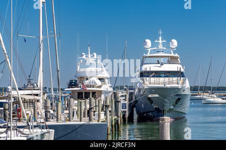 Immagine dettagliata degli yacht nel porto turistico di Sag Harbor Foto Stock