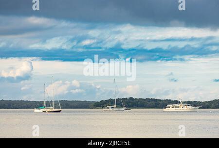 Barche ormeggiate a Sag Harbor Bay Foto Stock