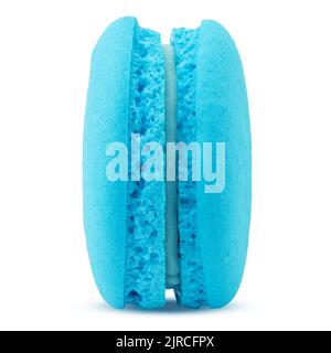 macaroon blu isolato su sfondo bianco, tracciato di ritaglio, profondità di campo completa Foto Stock