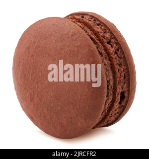 macaroon al cioccolato marrone isolato su sfondo bianco, percorso di ritaglio, piena profondità di campo Foto Stock