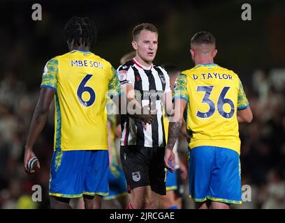 Bryn Morris (centro) di Grimsby Town saluta il Loic MBE SOH (sinistra) e Dale Taylor (destra) di Nottingham Forest dopo la partita della Carabao Cup al Blundell Park, Grimsby. Data immagine: Martedì 23 agosto 2022. Foto Stock