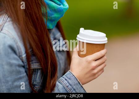 primo piano di una giovane donna che beve caffè da asporto Foto Stock