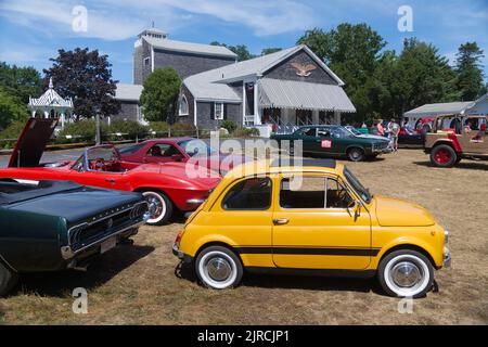 Un'auto d'epoca e la Dennis Playhouse a Dennis, Massachusetts, Cape Cod, USA Foto Stock