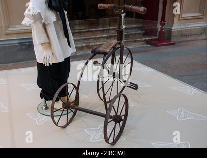 20 aprile 2022, Mosca, Russia. Un triciclo per bambini realizzato nell'impero russo alla fine del 19th secolo Foto Stock