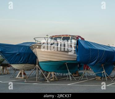 Goteborg, Svezia 1 2019 aprile: Barche a terra in attesa dell'arrivo dell'estate. Foto Stock