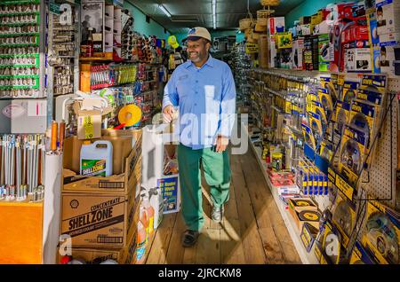 Un uomo afro-americano negozi in Booker hardware & Cutlery, un vecchio negozio di ferramenta, 10 ottobre 2011, a Holly Springs, Mississippi. Foto Stock