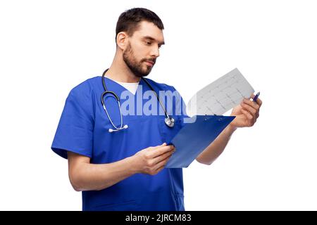 medico maschio con cardogramma sulla clipboard Foto Stock