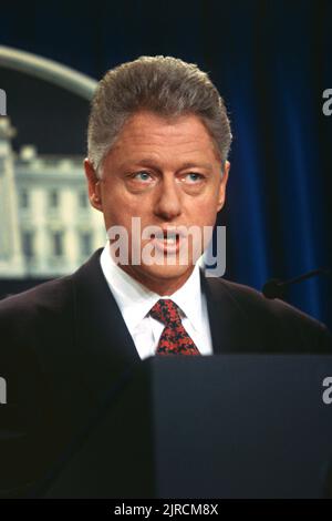 Il presidente degli Stati Uniti Bill Clinton, consegna una dichiarazione che stava inviando la USS George Washington per accompagnare la USS Nimitz nel Golfo Persico per sostenere qualsiasi risposta militare all'Iraq, se necessario, nella Briefing Room della Casa Bianca, il 14 novembre 1997 a Washington, D.C. l'Iraq ha espulso gli ispettori delle Nazioni Unite contro l'accordo delle Nazioni Unite. Foto Stock