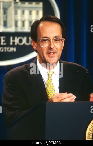 Il capo di stato maggiore della Casa Bianca Erskine Bowles, prende le domande dai giornalisti dopo che il presidente degli Stati Uniti Bill Clinton, ha rilasciato una dichiarazione sulla situazione in Iraq alla Briefing Room della Casa Bianca, 14 novembre 1997 a Washington, D.C. l'Iraq ha espulso gli ispettori delle Nazioni Unite in disapprovazione dell'accordo delle Nazioni Unite. Foto Stock