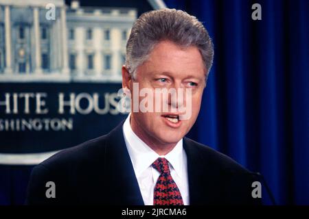 Il presidente degli Stati Uniti Bill Clinton, consegna una dichiarazione che stava inviando la USS George Washington per accompagnare la USS Nimitz nel Golfo Persico per sostenere qualsiasi risposta militare all'Iraq, se necessario, nella Briefing Room della Casa Bianca, il 14 novembre 1997 a Washington, D.C. l'Iraq ha espulso gli ispettori delle Nazioni Unite contro l'accordo delle Nazioni Unite. Foto Stock