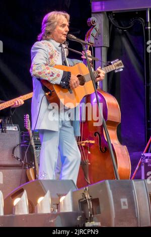 Harry Stinson, parte di Marty Stuart e dei suoi favolosi superlativi, si esibisce in un concerto all'aperto, in un festival estivo Appalachiano a Boone, North C. Foto Stock