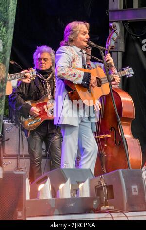 Harry Stinson, parte di Marty Stuart e dei suoi favolosi superlativi, si esibisce in un concerto all'aperto, in un festival estivo Appalachiano a Boone, North C. Foto Stock