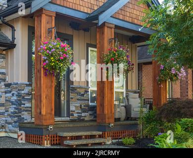 Ingresso di una casa di lusso con un patio e fiori a Vancouver, Canada. Home esterno con area patio con bella paesaggio desing intorno. Nessuno, s Foto Stock