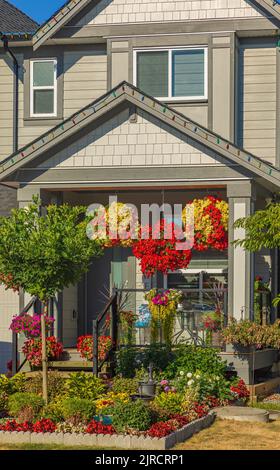 Ingresso di una casa di lusso con un patio e fiori a Vancouver, Canada. Home esterno con area patio con bella paesaggio desing intorno. Nessuno, s Foto Stock