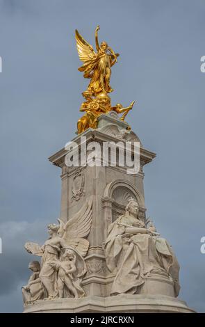 Londra, Inghilterra, Regno Unito - 6 luglio 2022: Victoria Memorial. 3 statue combinazione: Marmo bianco Regina Vittoria, Vittoria alata d'oro, e marmo bianco Trut Foto Stock