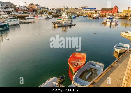 Lo storico villaggio di pescatori di Rockport, Mass., è una popolare destinazione turistica. Il Motif 1 è un iconico edificio rosso spesso dipinto da artisti. Foto Stock