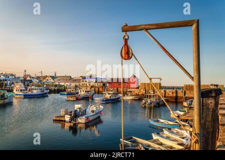 Lo storico villaggio di pescatori di Rockport, Mass., è una popolare destinazione turistica. Il Motif 1 è un iconico edificio rosso spesso dipinto da artisti. Foto Stock